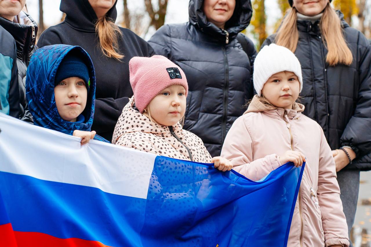 День народного единства объединил липчан на большой семейный субботник День народного единства объединил липчан на большой семейный субботник