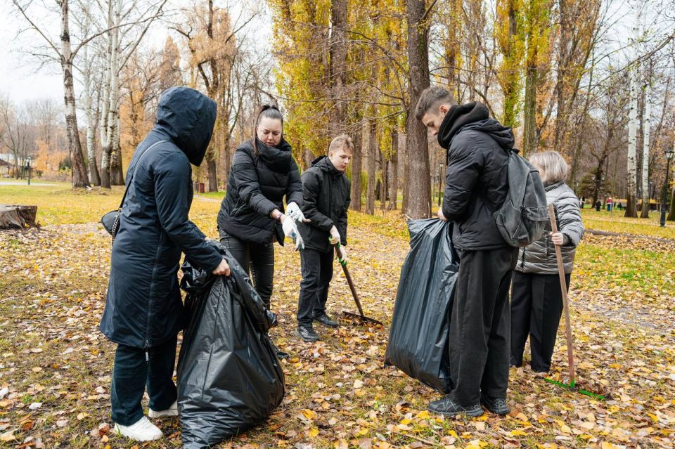 День народного единства объединил липчан на большой семейный субботник День народного единства объединил липчан на большой семейный субботник