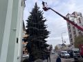 Украшать ёлки начали в центре Липецка