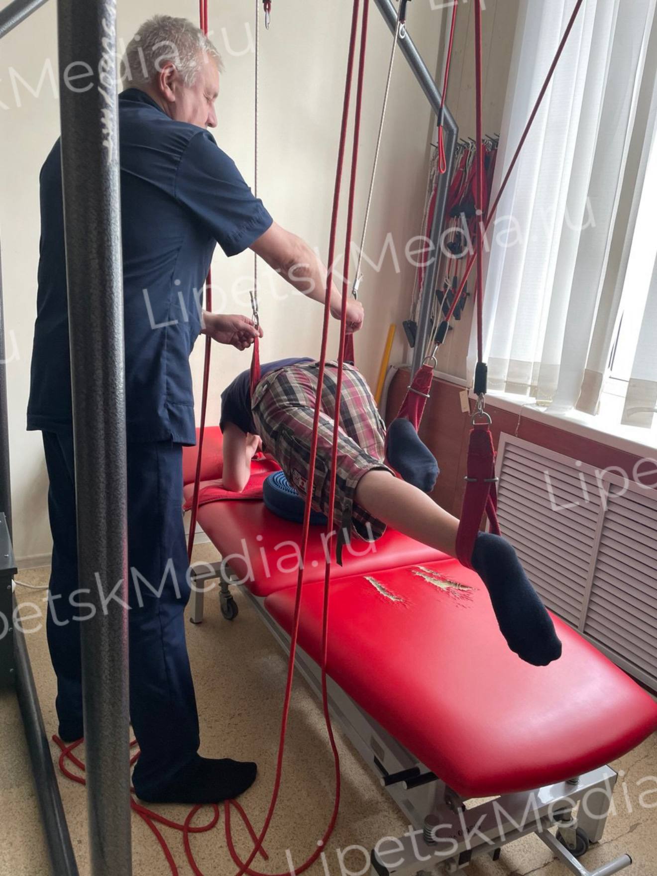 Шестилетнему мальчику с инвалидностью помогли встать на ноги врачи Шестилетнему мальчику с инвалидностью помогли встать на ноги врачи