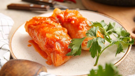 Не только в капустные листья: голубцы станут вкуснее, если завернуть их в это