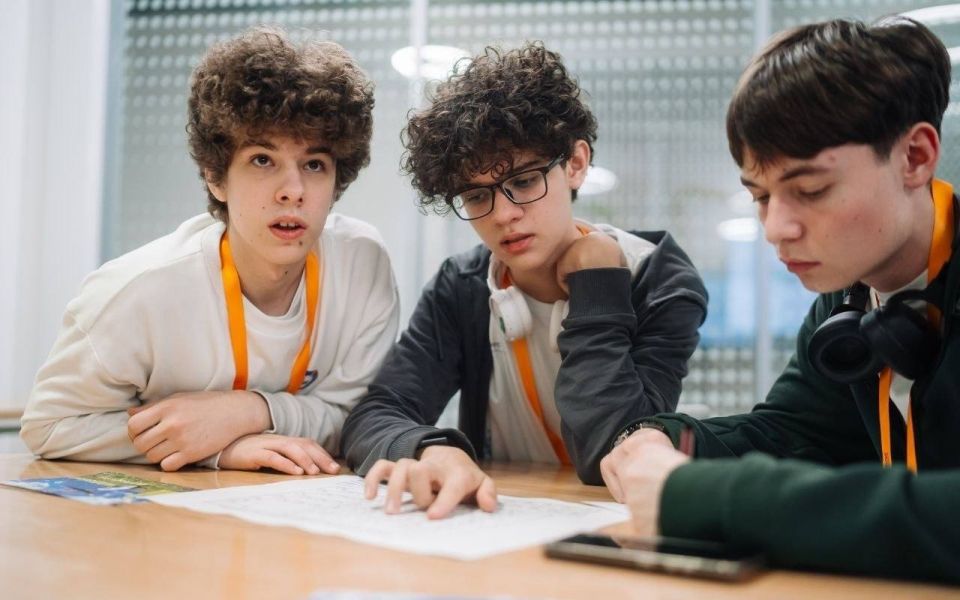 Талантливый девятиклассник из школы № 72 Константин Есенин (на фото в центре) представляет Липецкую область в федеральном образовательном центре «Сириус» в Сочи