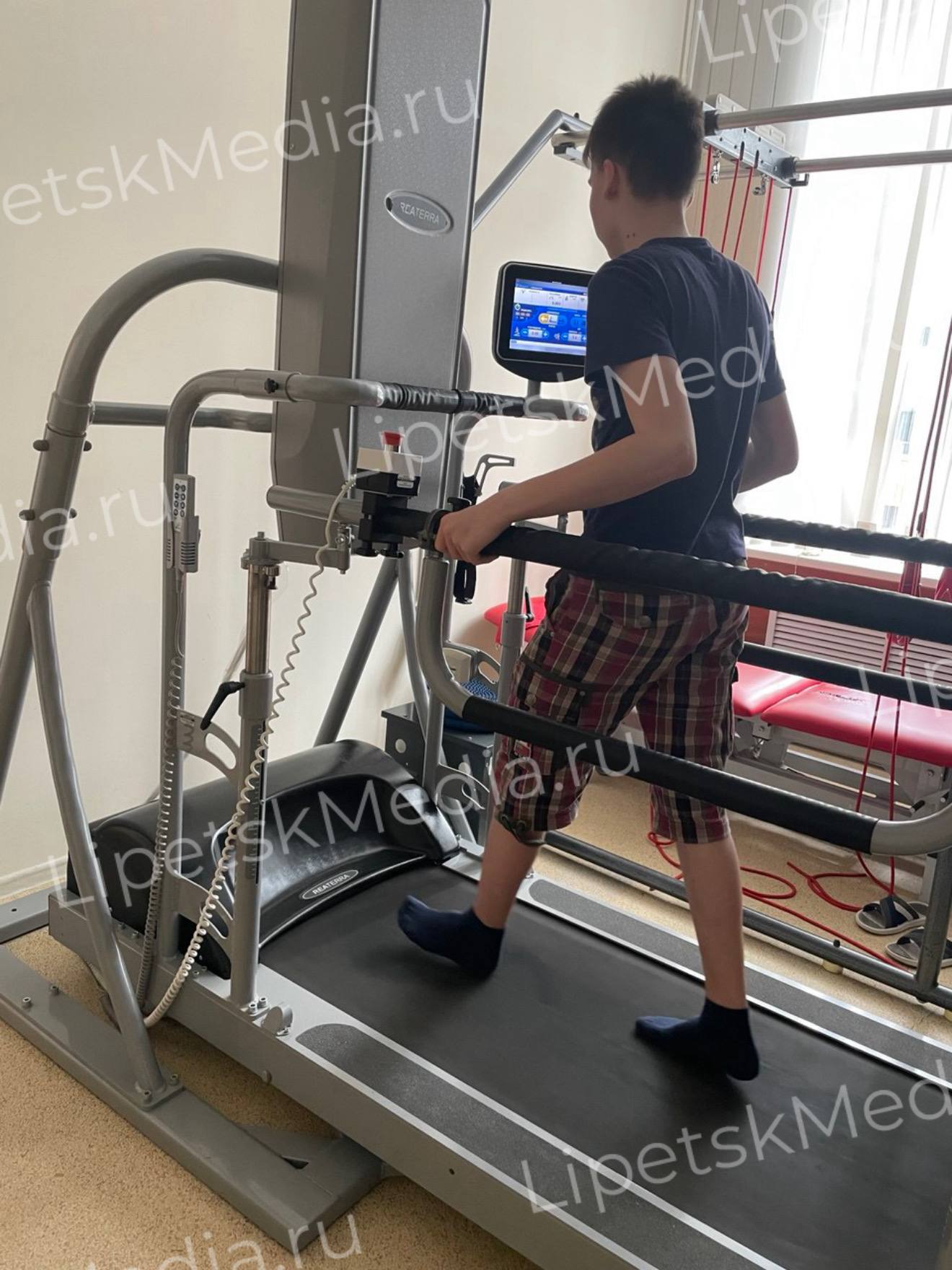 Шестилетнему мальчику с инвалидностью помогли встать на ноги врачи