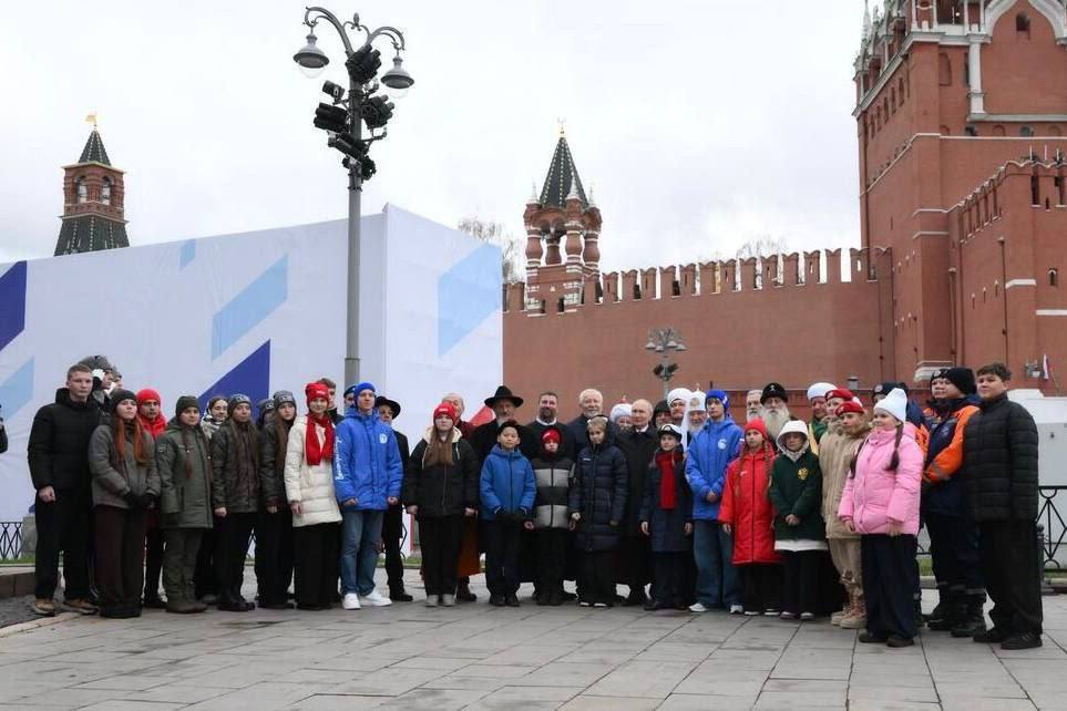 С Владимиром Путиным в День народного единства встретилась липецкая школьница С Владимиром Путиным в День народного единства встретилась липецкая школьница