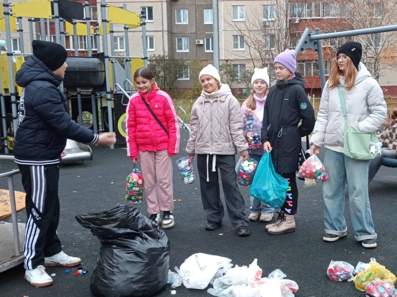 Жители дома №3 по улице Кривенковой дружно объединились для участия в благотворительной экологической акции «Новогоднее чудо» Жители дома №3 по улице Кривенковой дружно объединились для участия в благотворительной экологической акции «Новогоднее чудо»