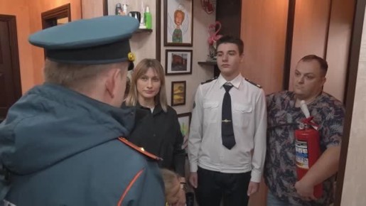 Липецкие сотрудники Госпожнадзора подарили многодетным семьям огнетушители и пожарные извещатели