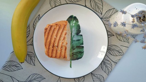 Творожная запеканка с бананом и арахисовой пастой