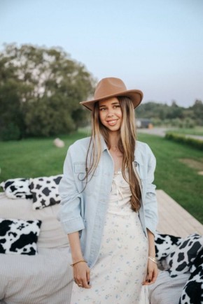 Евгения Уваркина: Моя дорогая Лизочка, любимая третья дочка и четвёртый ребёнок в нашей семье! Именно твоё рождение изменило моё понимание о том, что такое счастье