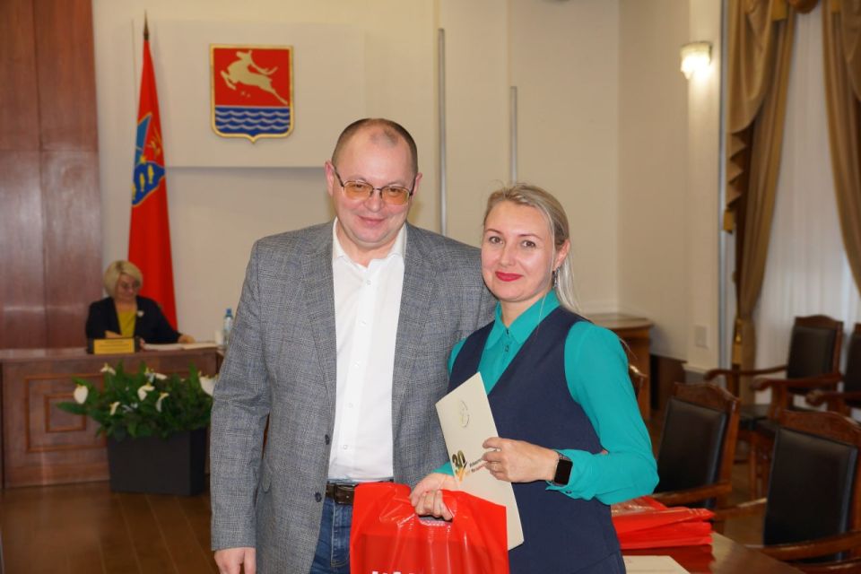 На очередном заседании Избиркома региона вручены поощрения за многолетнюю работу по оказанию содействия избирательным комиссиям Колымы при проведении выборов