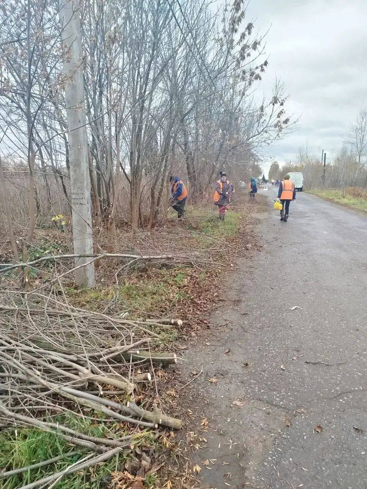 Сотрудники «Зеленхоза» работают над улучшением состояния проезжей части в микрорайоне Северный рудник