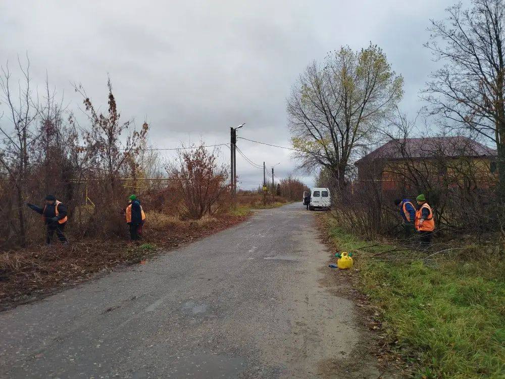 Сотрудники «Зеленхоза» работают над улучшением состояния проезжей части в микрорайоне Северный рудник Сотрудники «Зеленхоза» работают над улучшением состояния проезжей части в микрорайоне Северный рудник