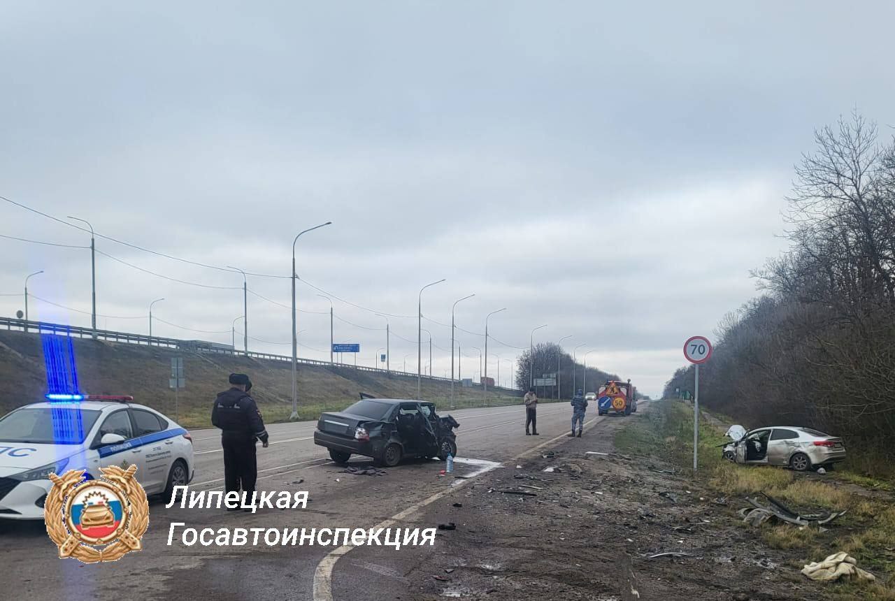 В Задонском районе автоинспекторы устанавливают обстоятельства ДТП, в котором пострадали четыре человека