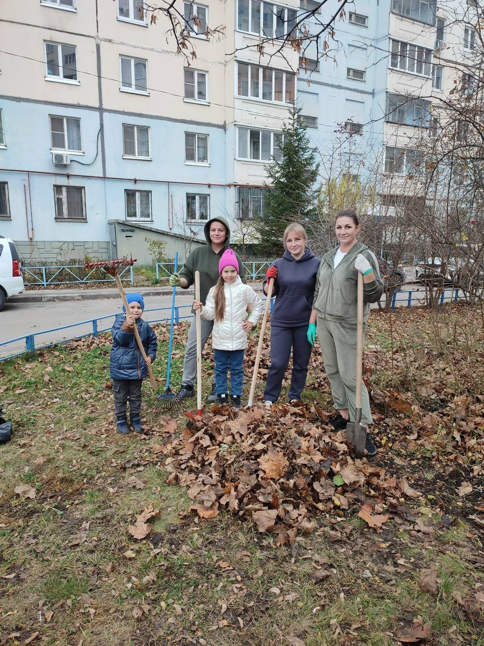 Субботник - традиция, объединяющая соседей