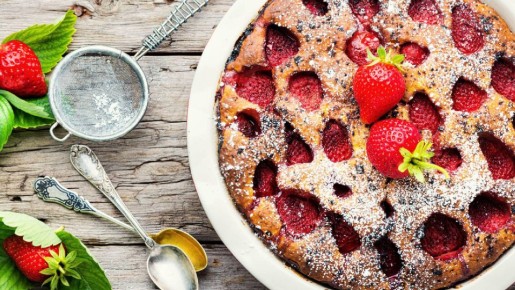 Нежнейшая шарлотка с клубникой готовится проще простого: побалуйте близких десертом