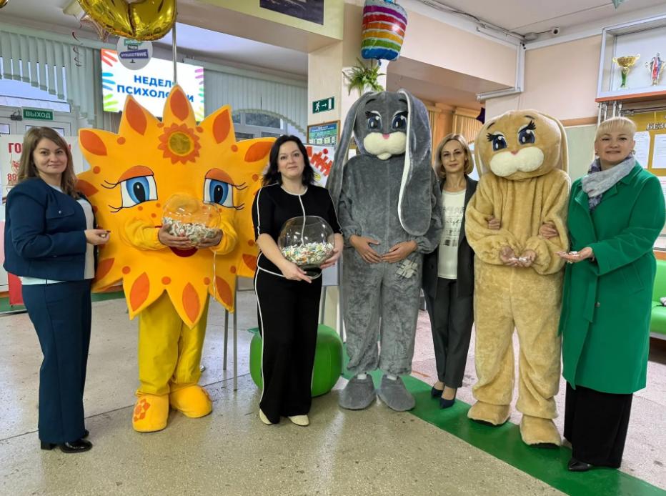 Гигантские зайчики и солнце, угощающее конфетами