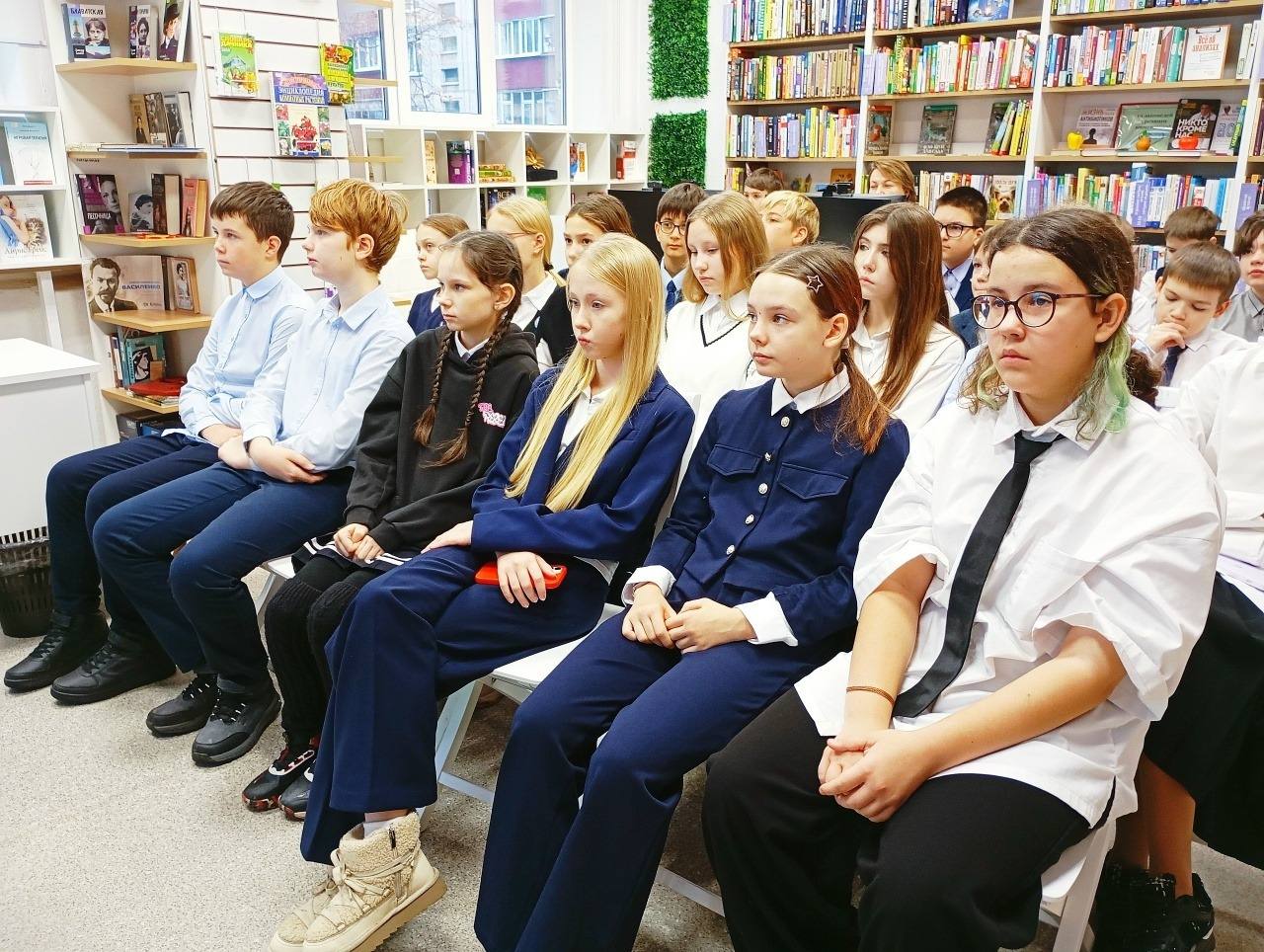 В преддверии 100-летия Владимира Железникова и Дня толерантности, в Социальной библиотеке прошел необычный урок доброты и смелости для школьников В преддверии 100-летия Владимира Железникова и Дня толерантности, в Социальной библиотеке прошел необычный урок доброты и смелости для школьников