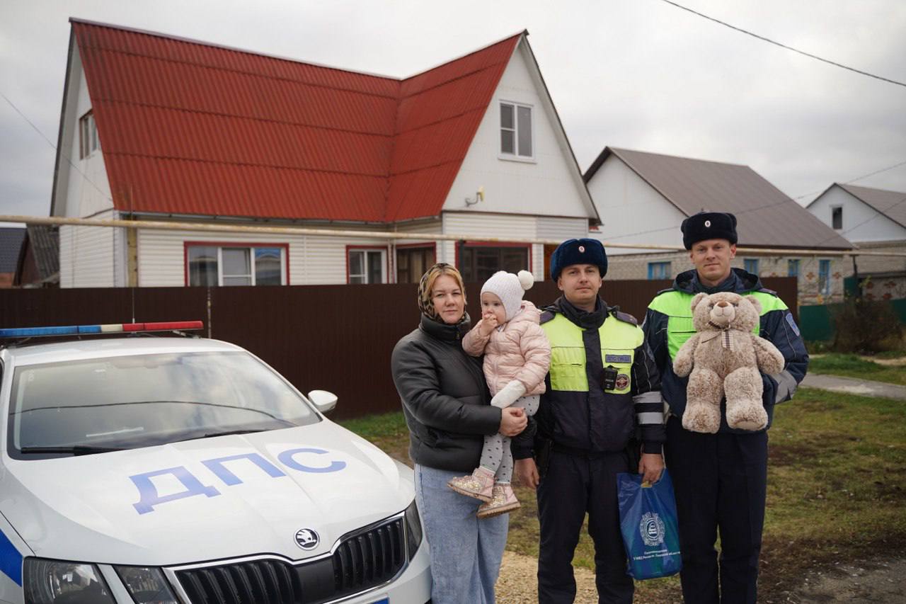 Добраться до травмпункта помогли двухлетней девочке липецкие полицейские Добраться до травмпункта помогли двухлетней девочке липецкие полицейские