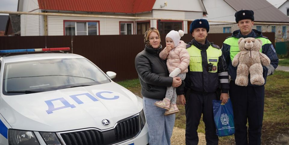 Липецкие полицейские быстро доставили в травмпункт женщину и её двухлетнюю дочь, повредившую руку