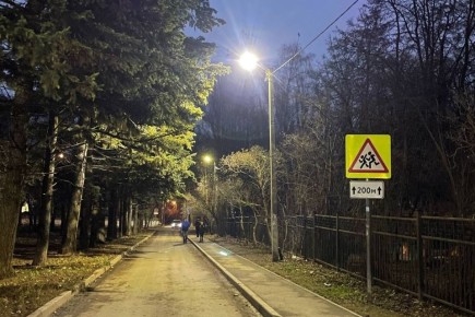 По просьбам жителей сотрудники «Липецкгорсвета» модернизировали уличное освещение на оживленном отрезке внутриквартальной дороги вдоль детского садика №98 к школе №50