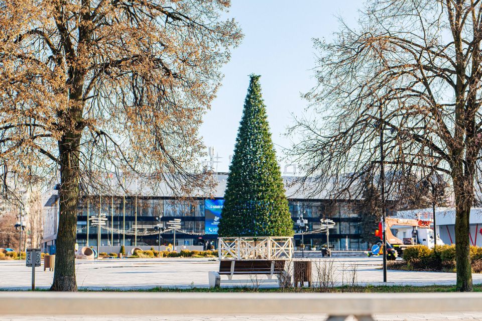Город продолжает погружаться в новогоднюю атмосферу
