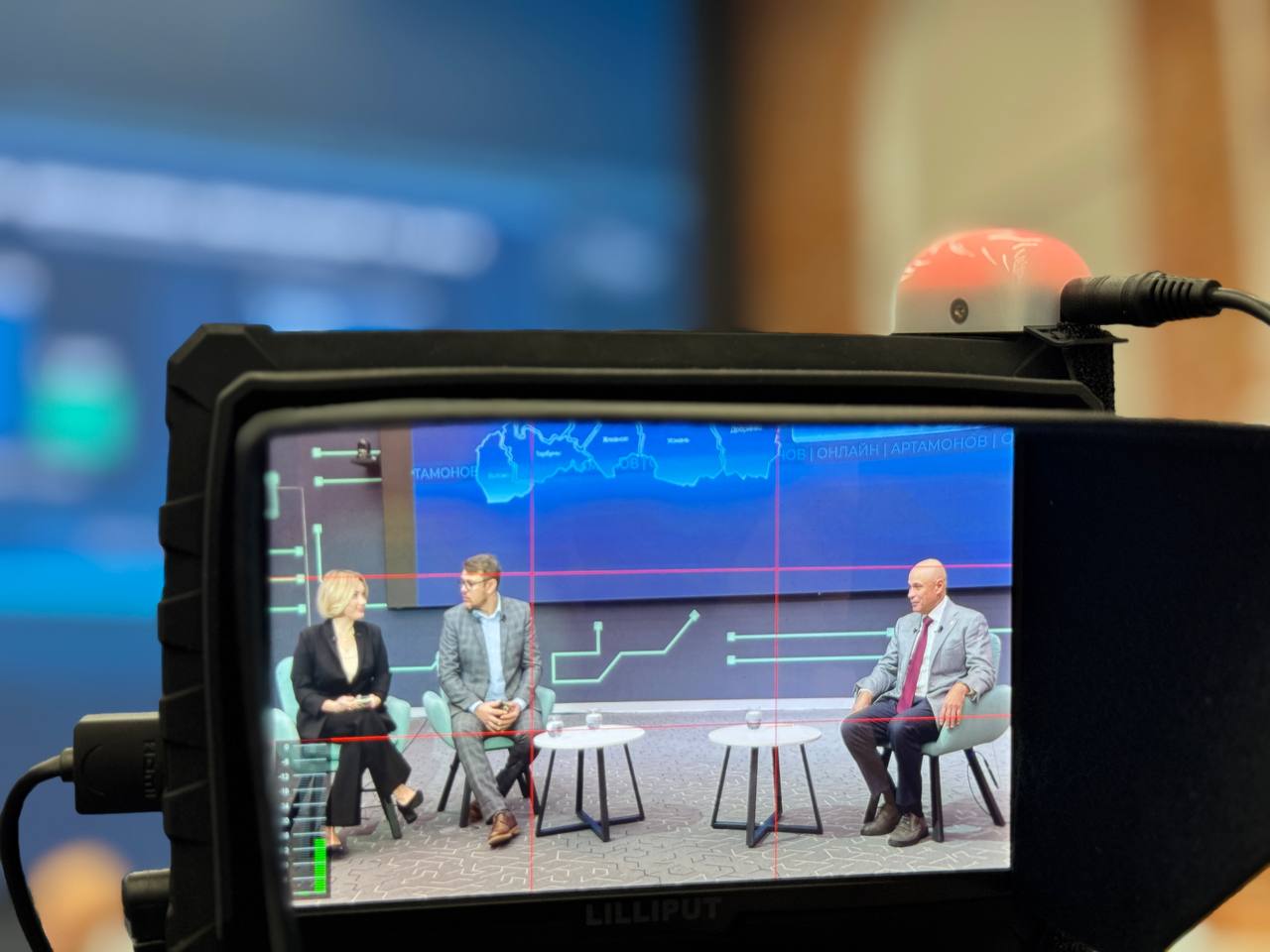 Губернатор ЛО Игорь Артамонов в прямом эфире отвечает на вопросы жителей