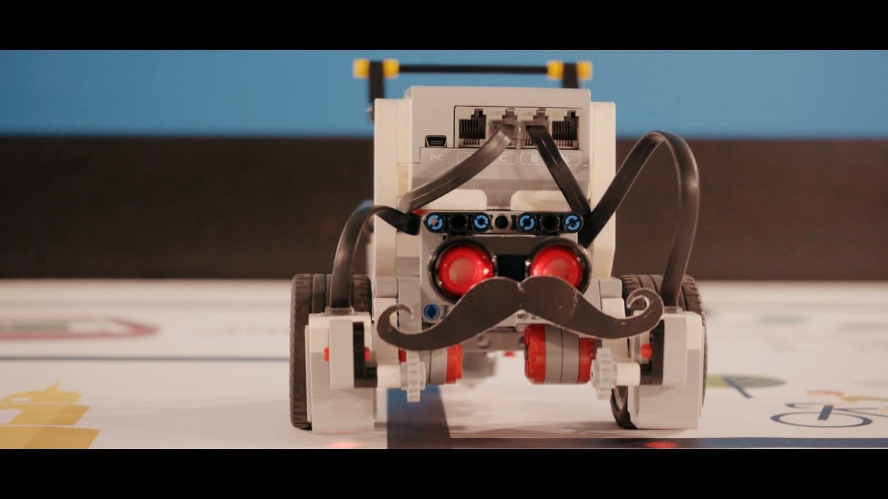 Усатый робот помогает игрокам в интерактивной бродилке по Липецку