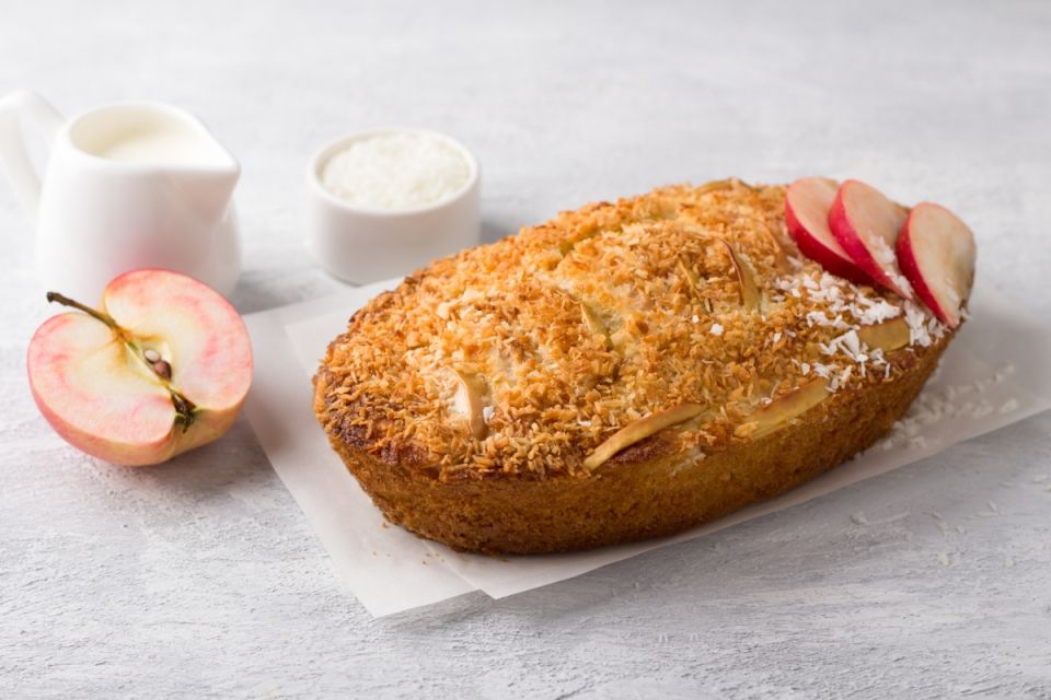 Кокосовый манник с яблоками: незабываемое лакомство для всей семьи