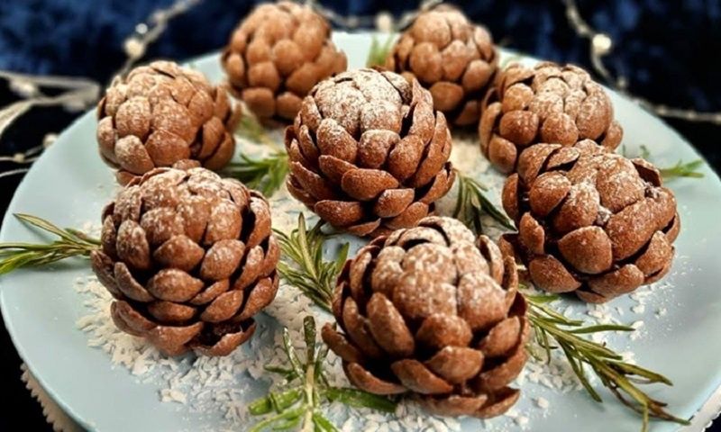 Удивительные новогодние десерты «Шишки»: как сделать их без выпечки