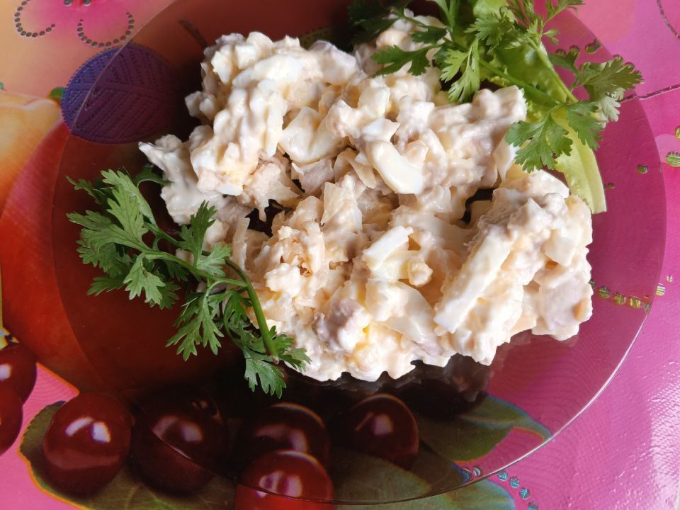 Легкий и полезный салат с курицей и ананасами: быстро, вкусно и для здоровья
