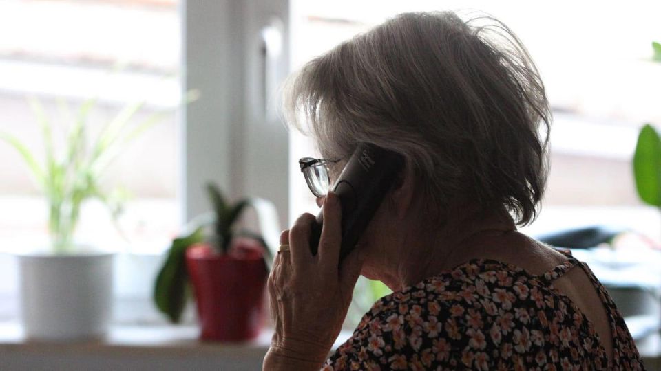 Как пенсионеры становятся жертвами мошенников: основные признаки мошеннических схем