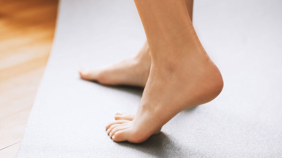 Берегите нежную кожу ног: этот популярный метод от мозолей и натоптышей разъест ступни