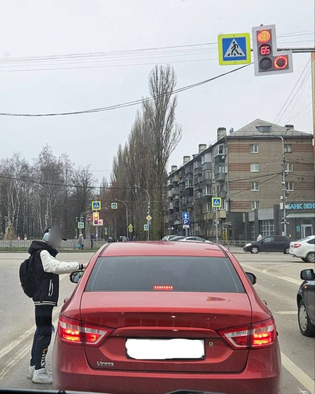 Подростки, которые моют стекла стоящим на светофорах автомобилям нарушают ПДД!