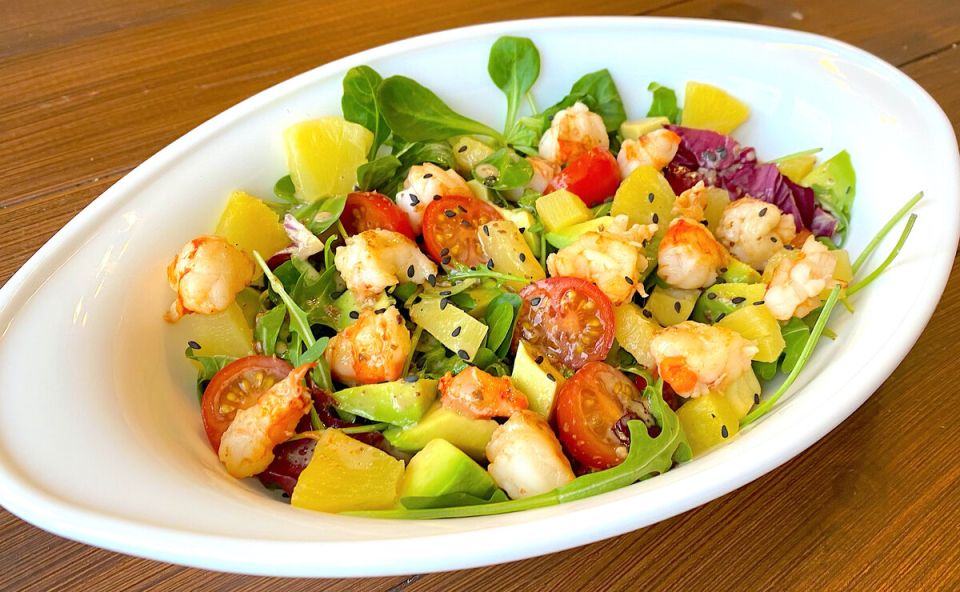 Легкий и яркий салат с экзотическим акцентом