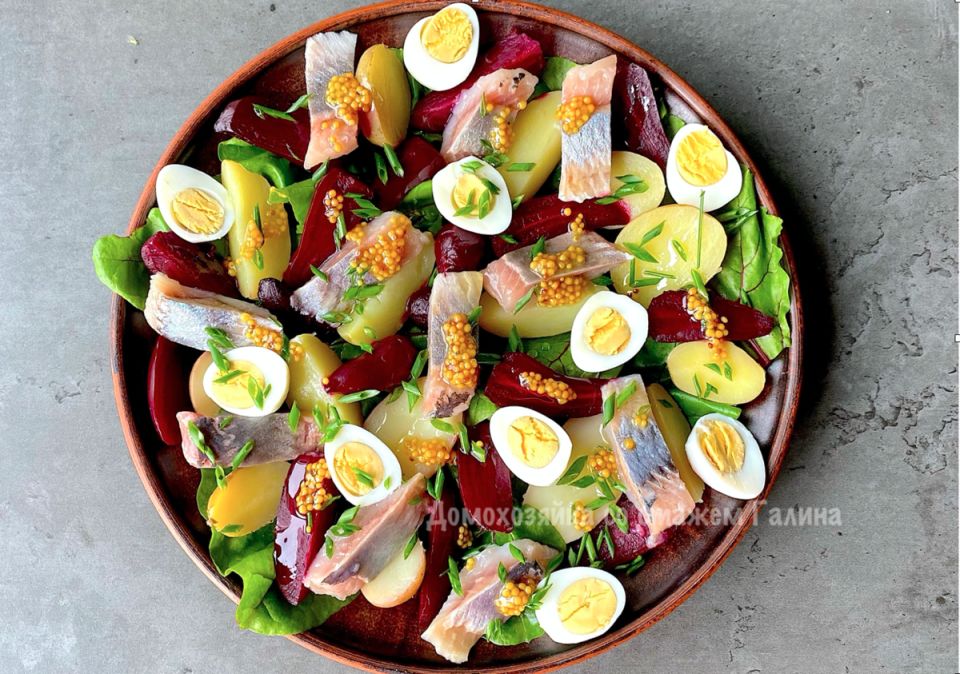 Свежие овощи на праздничном столе: как подготовить вкусный салат с селедкой