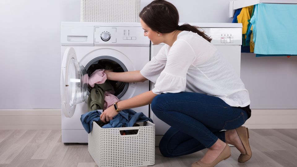 Пахнет сыростью и не отстирывает пятна: это решение вернет стиральной машинке первозданность