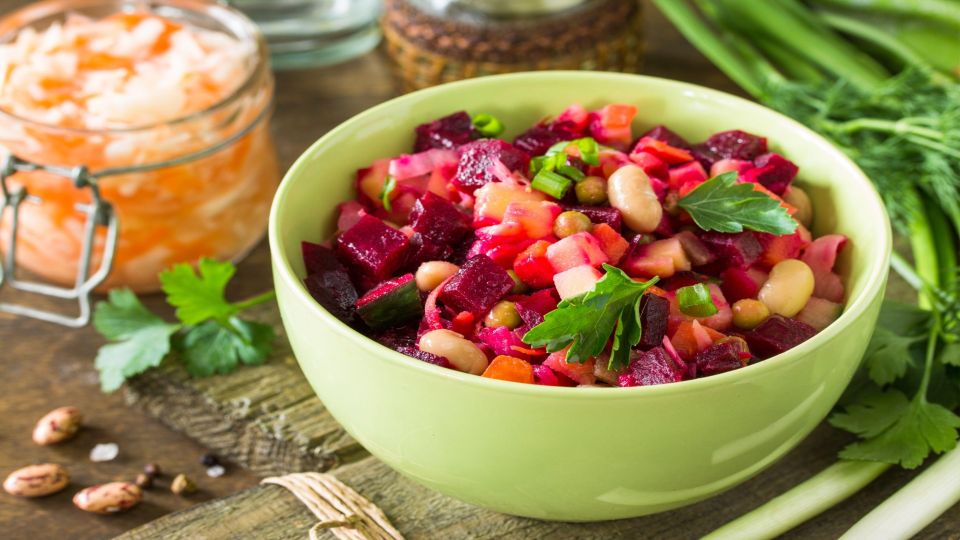 Весенний винегрет полюбите больше классического: готовится на раз-два