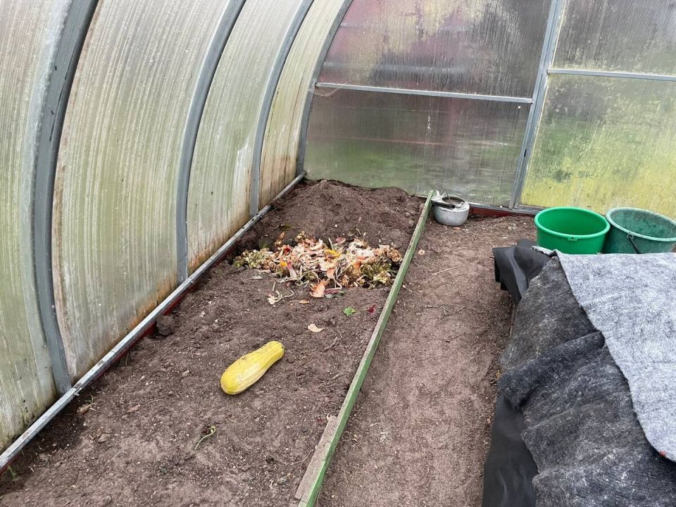 Как зимнее компостирование в теплице помогает улучшить урожай
