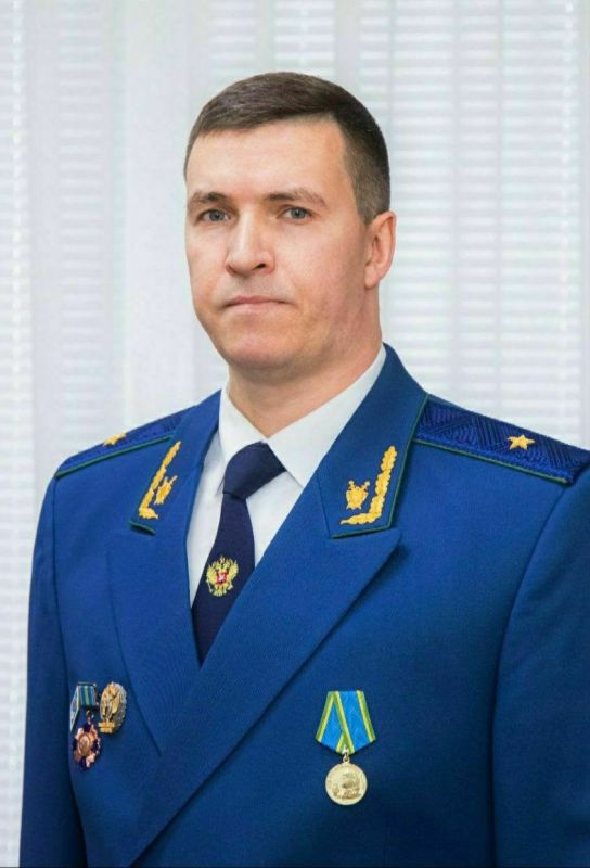 Прокурор Липецкой области Геннадий Анисимов от лица коллектива прокуратуры области поздравляет юристов с профессиональным праздником