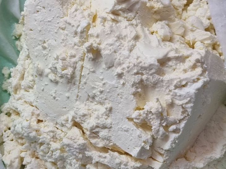 10 рецептов с творогом: от сырников до несладких закусок