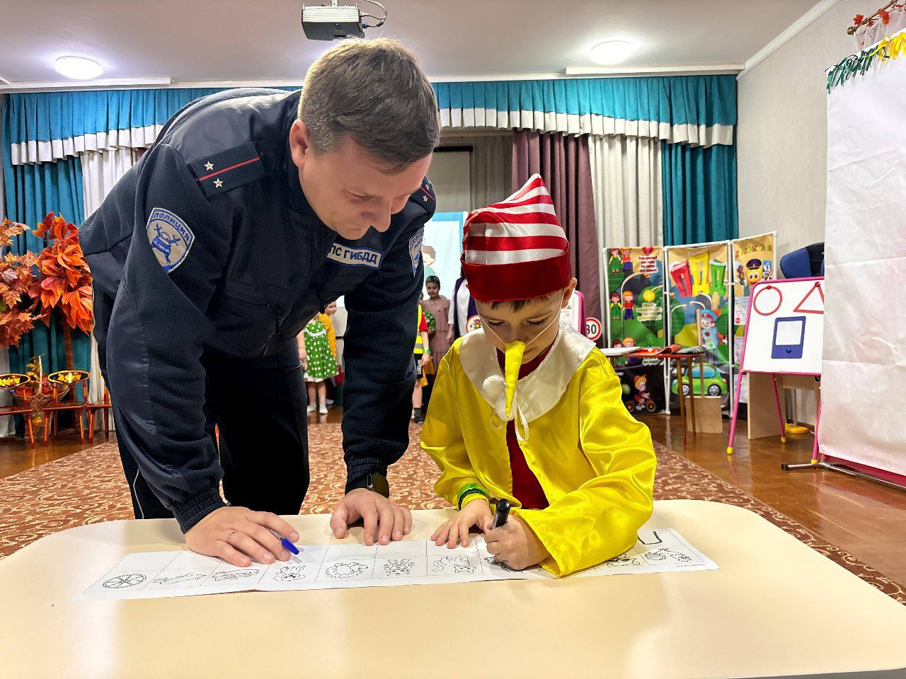 Безопасность на дороге начинается с детства: автоинспекторы и сказочные персонажи помогают дошколятам осваивать ПДД Безопасность на дороге начинается с детства: автоинспекторы и сказочные персонажи помогают дошколятам осваивать ПДД