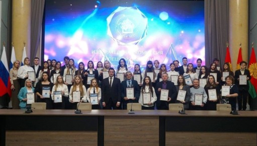 Сегодня в Липецкой области отметили выдающиеся достижения старшеклассников и их наставников в области избирательного права