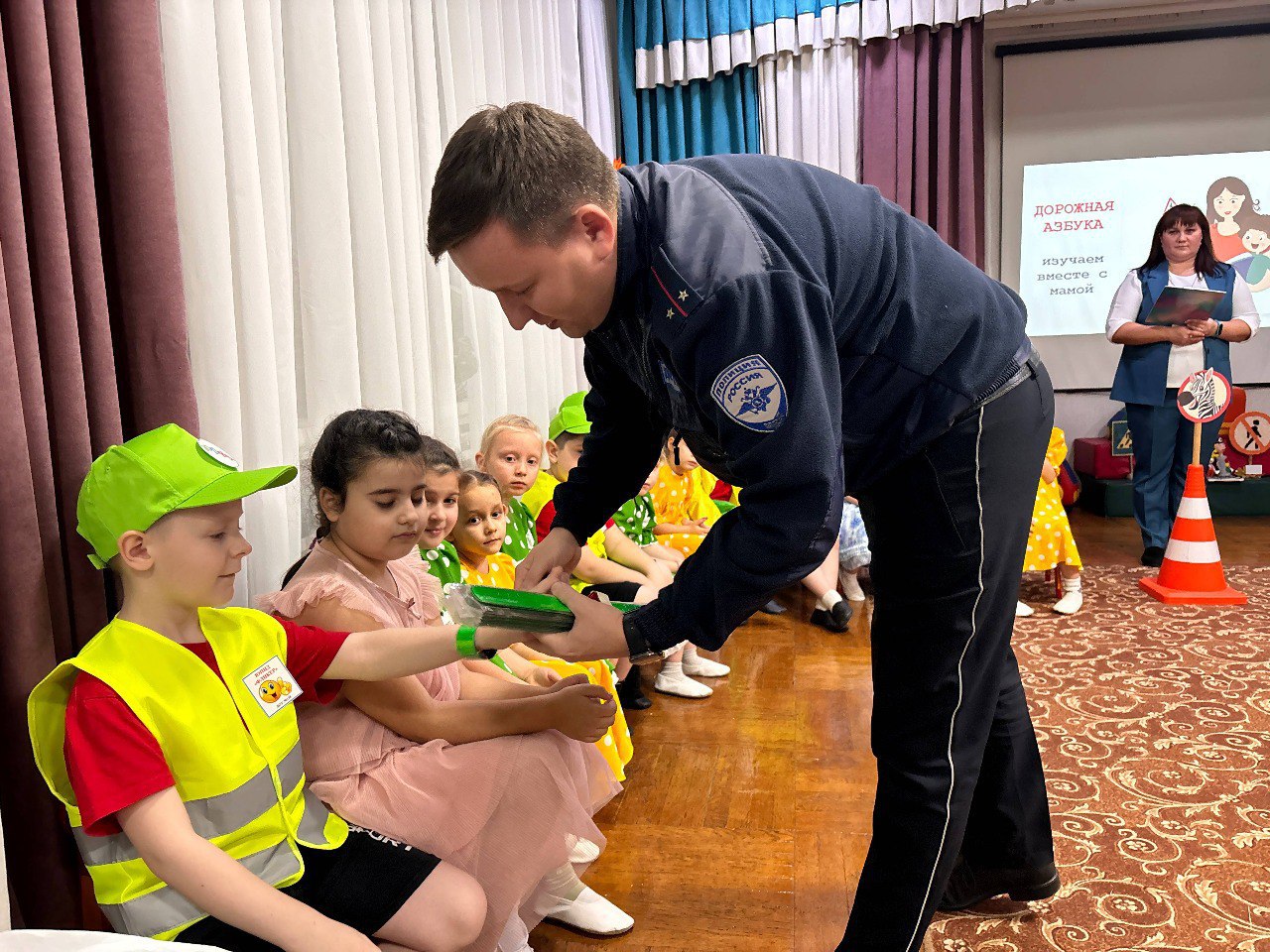 Безопасность на дороге начинается с детства: автоинспекторы и сказочные персонажи помогают дошколятам осваивать ПДД Безопасность на дороге начинается с детства: автоинспекторы и сказочные персонажи помогают дошколятам осваивать ПДД