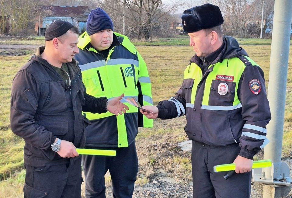 В Елецком районе полицейские и дорожники напоминают пешеходам о соблюдении правил безопасности