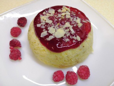 Легкий десерт для удовольствия: кекс с малиновым джемом без сахара