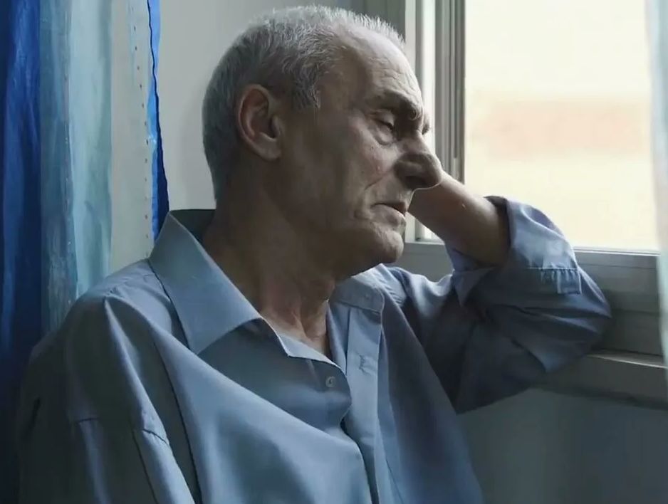 Семейные драмы: выбор между карьерой и заботой о родителе