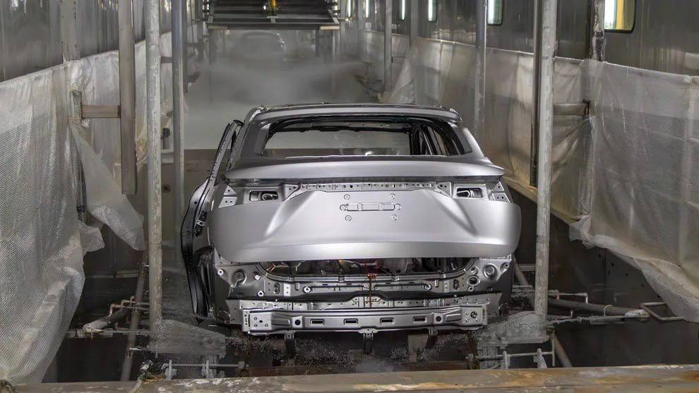 Как на липецком заводе готовят к сборке и окрашивают автомобили Evolute Как на липецком заводе готовят к сборке и окрашивают автомобили Evolute