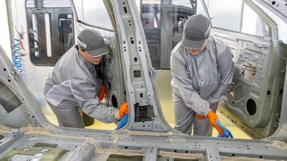 Как на липецком заводе готовят к сборке и окрашивают автомобили Evolute Как на липецком заводе готовят к сборке и окрашивают автомобили Evolute