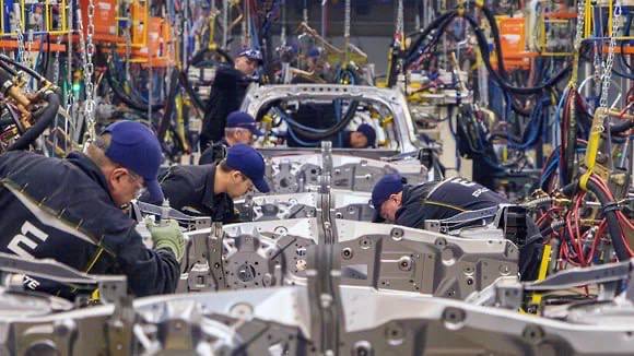 Как на липецком заводе готовят к сборке и окрашивают автомобили Evolute Как на липецком заводе готовят к сборке и окрашивают автомобили Evolute