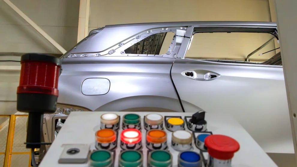 Как на липецком заводе готовят к сборке и окрашивают автомобили Evolute Как на липецком заводе готовят к сборке и окрашивают автомобили Evolute