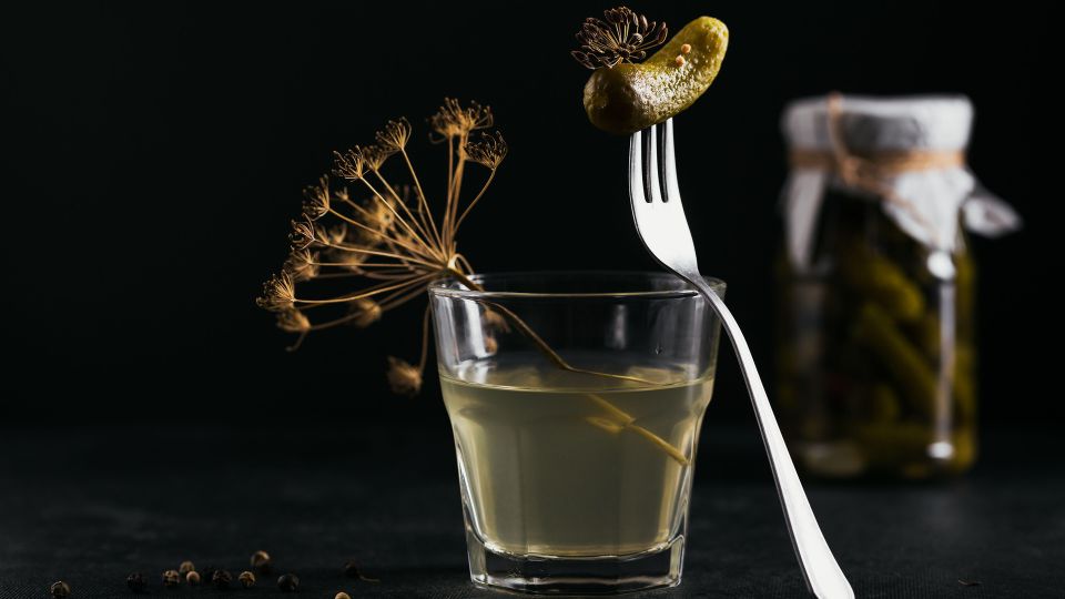 Зря выливали огуречный рассол в унитаз: не поверите, что из него можно приготовить